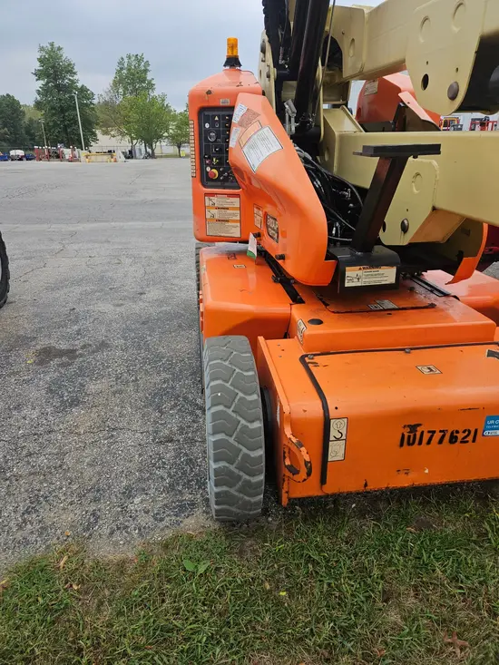 2013 JLG E400AJPN Articulating Boom Lift