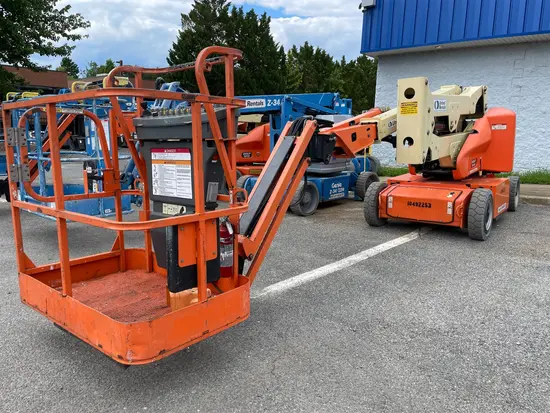 2016 JLG E400AJPN Articulating Boom Lift