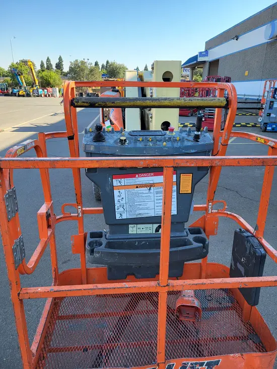 2017 JLG E400AN Articulating Boom Lift